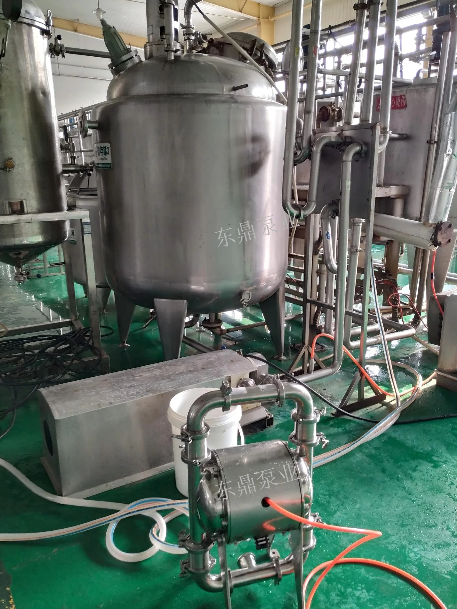 卫生级隔膜泵调味品现场案例2(1).jpg 卫生级隔膜泵调味品现场案例2(1).jpg